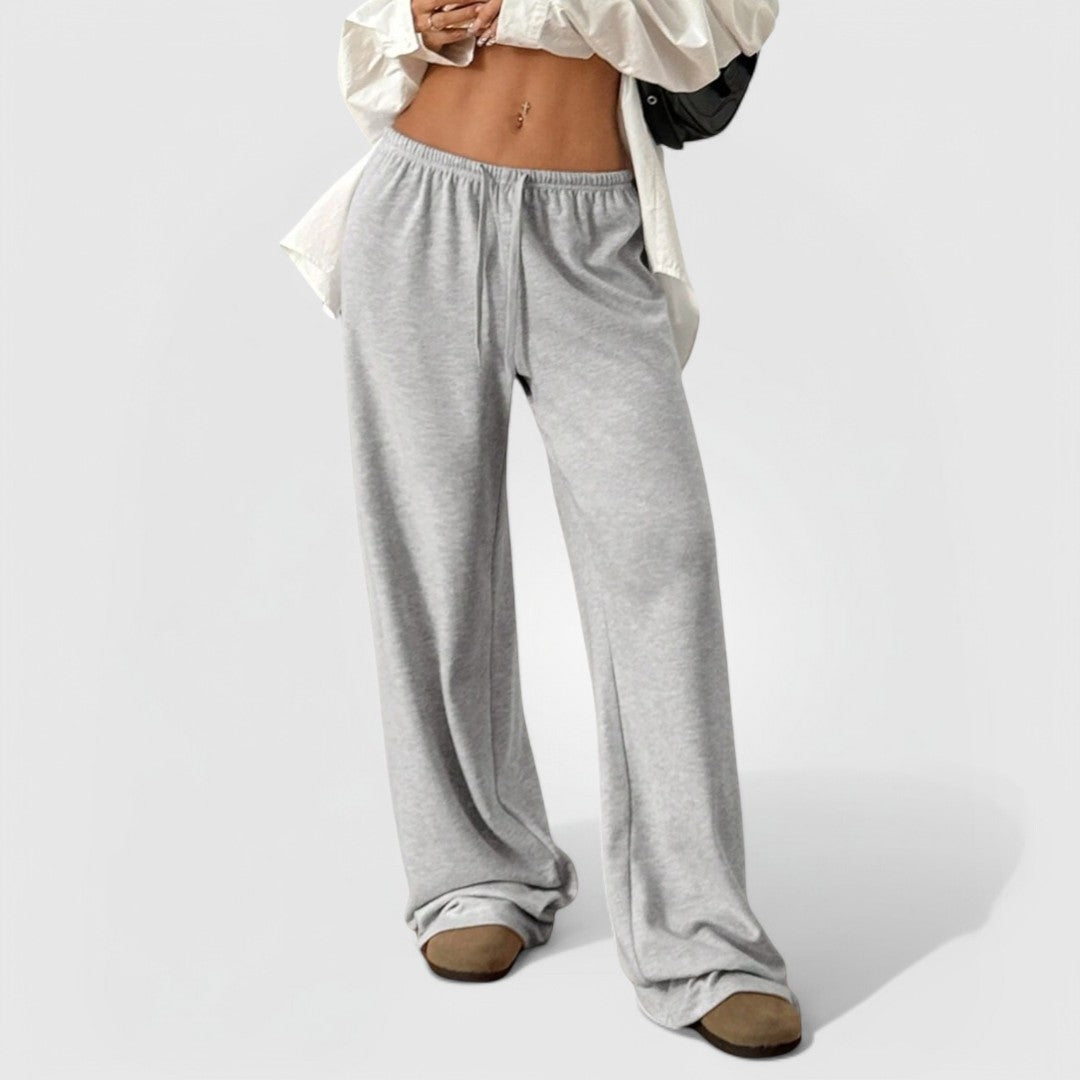 Fleece Joggers – Grey worn with relaxed fit, elastic waistband, and side pockets, styled casually for comfort.