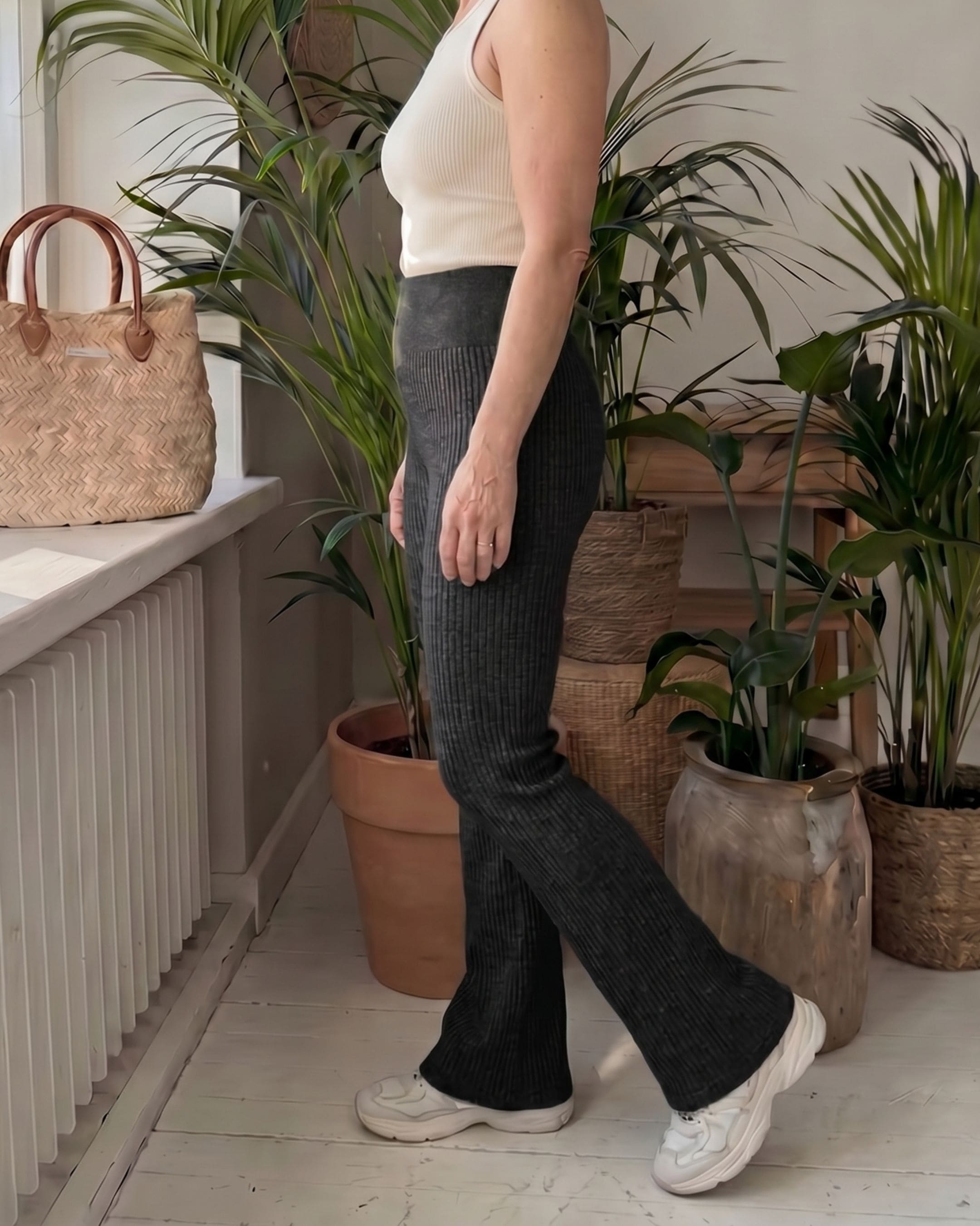 Ribbed Flare Pants - Musta