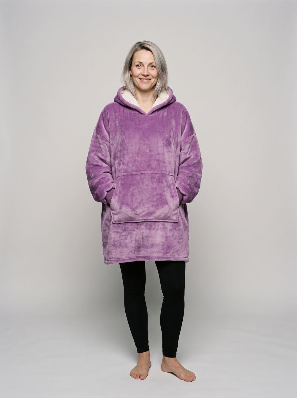 Violetti vilttihuppari naisen päällä edestä – oversized puettava viltti
