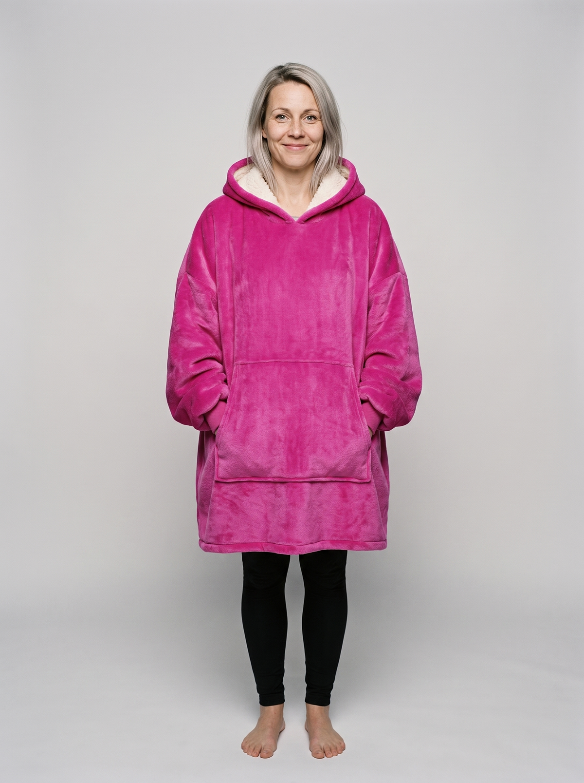 Pinkki vilttihuppari naisen päällä edestä – oversized puettava viltti